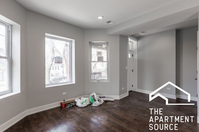 Building Photo - 3135 N Oakley Ave