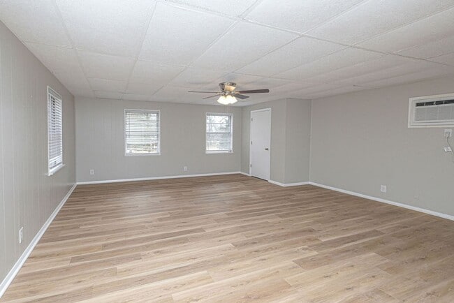 Building Photo - Newly Renovated - Move In Ready Home! 5 Bedrooms 3 Bathrooms