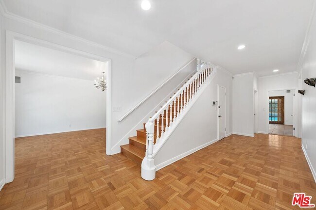 Building Photo - 517 Elm Dr