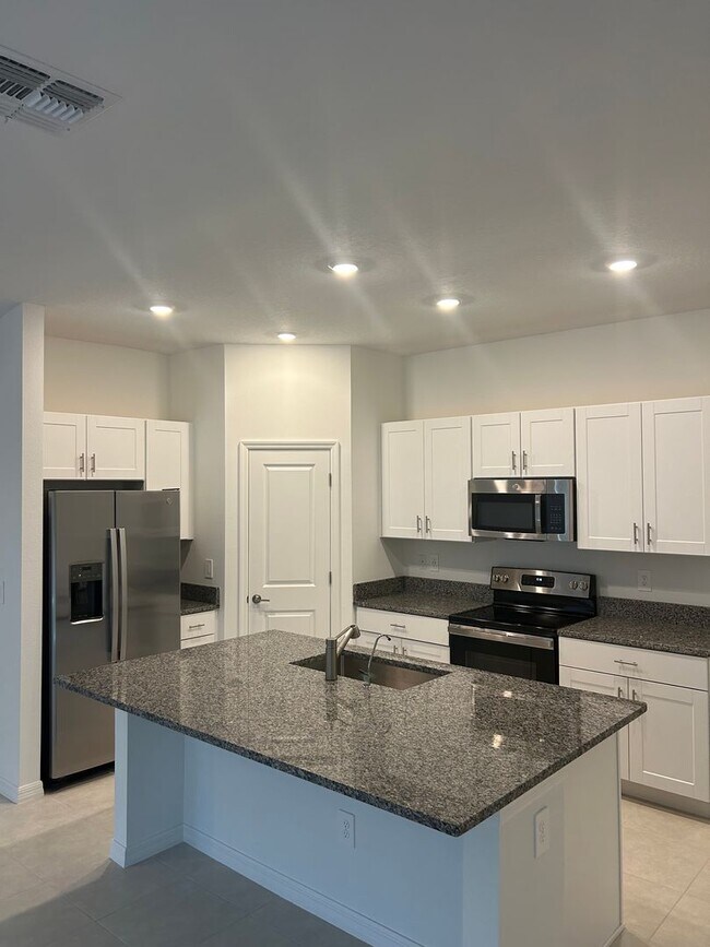 Building Photo - ****PRICE REDUCTION****    Ready for immed...