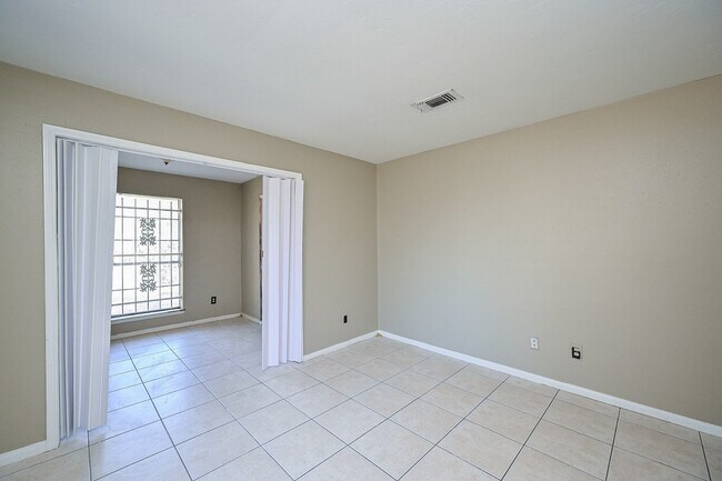 Building Photo - 9630 Glenwood Forest Dr