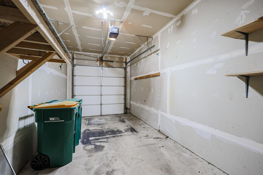 Building Photo - 607 Fox Ridge Dr