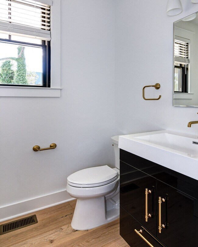 Building Photo - 20 E Redman Ave