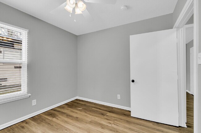 Building Photo - Location, Space and convenience at this adorable home.
