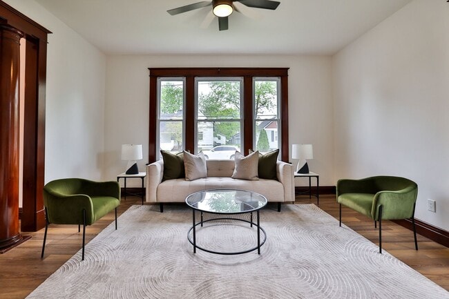 Building Photo - Newly Renovated Single Family Home