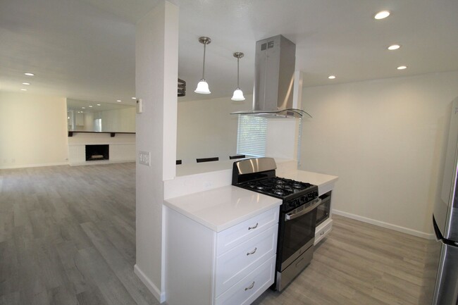 Building Photo - Remodeled Ventura Keys Duplex