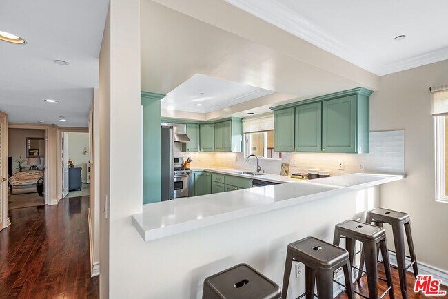 Building Photo - 1246 Armacost Ave
