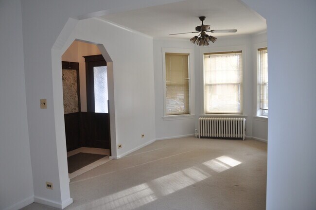 Building Photo - 3332 N Bell Ave