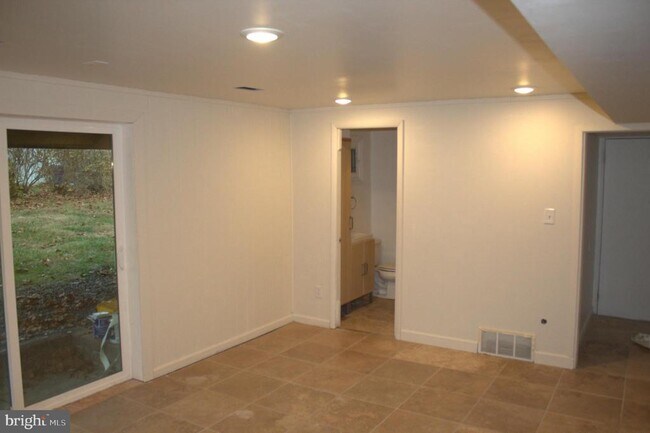 Building Photo - 64 Bogle Dr