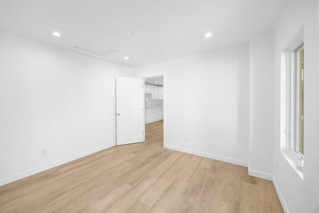 Building Photo - 308 N Catalina Ave