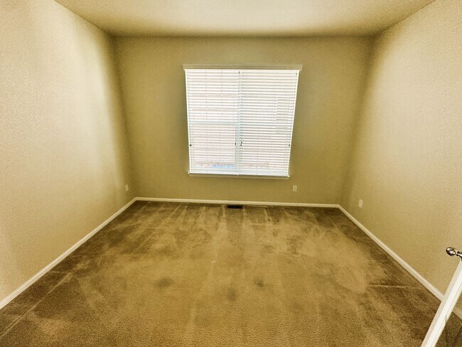 Building Photo - Beautiful 3 Bedroom Home (Available Immedi...