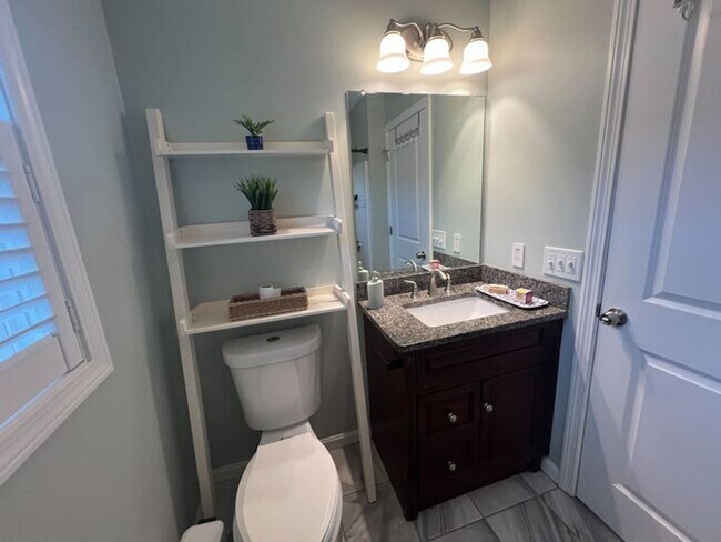 Building Photo - Charming 3-Bedroom Home with Modern Comfor...