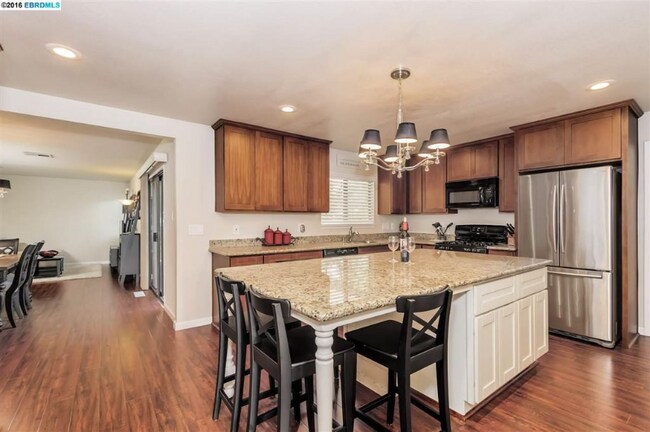 Building Photo - 884 Ruth Dr