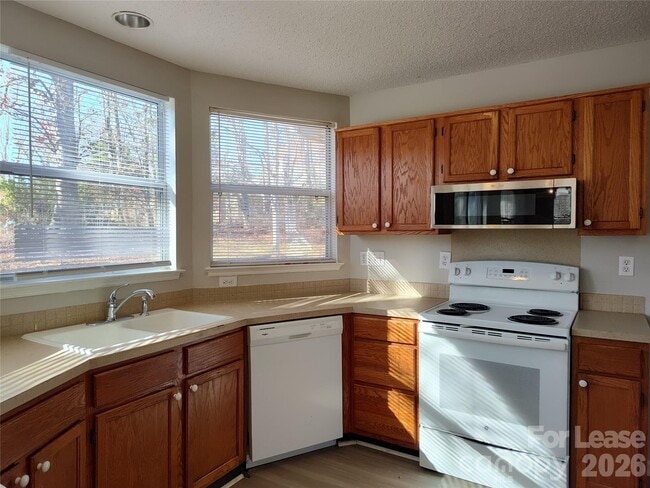 Building Photo - 10000 Dunfries Rd