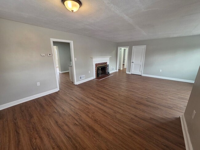 Building Photo - 8 W Chestnut Hill Rd