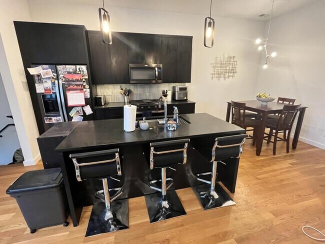 Building Photo - 1637 W Grand Ave