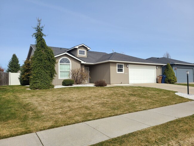 Primary Photo - $2,100 - 2 Bed / 2 Bath Beautiful House in...