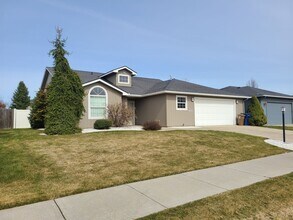 Building Photo - $2,100 - 2 Bed / 2 Beautiful House in Nort...