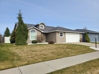 Building Photo - $2,100 - 2 Bed / 2 Bath Beautiful House in...