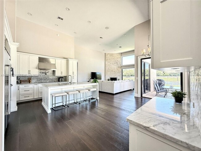 Building Photo - 400 Alexandra Cir