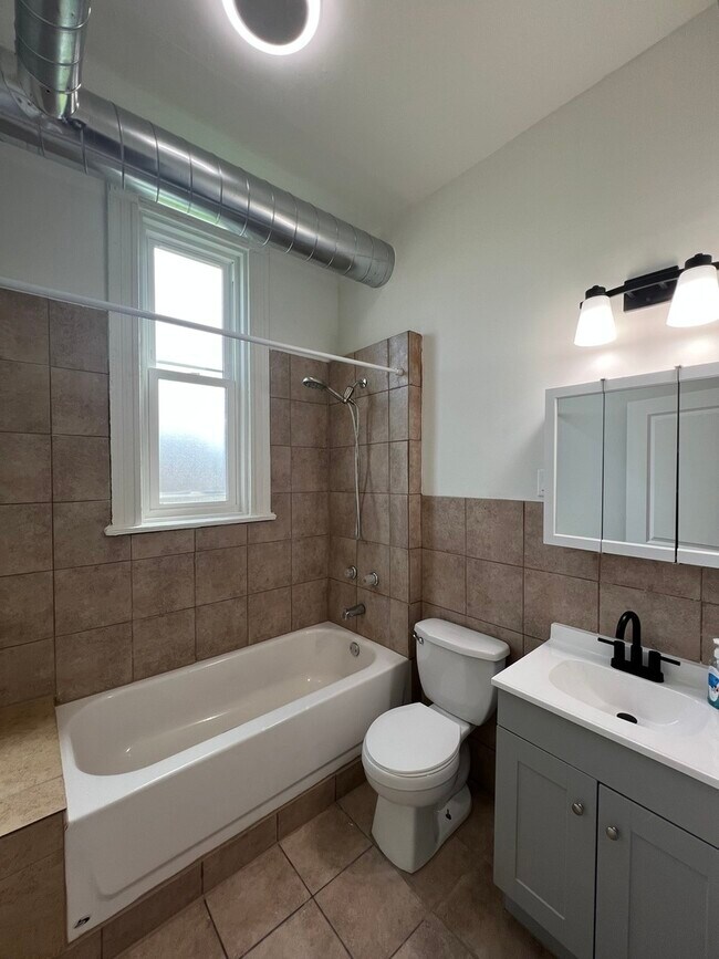 Building Photo - 5032 S Prairie Ave
