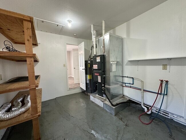 Building Photo - 910 3rd St