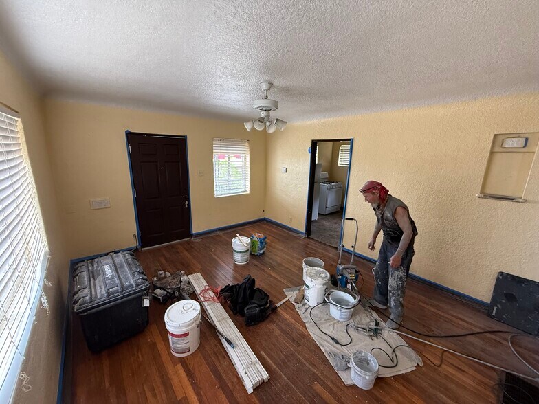 Living room - 2527 Fort Blvd