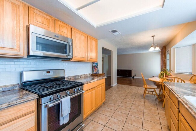 Building Photo - Three Bedroom Two Bath NE Heights