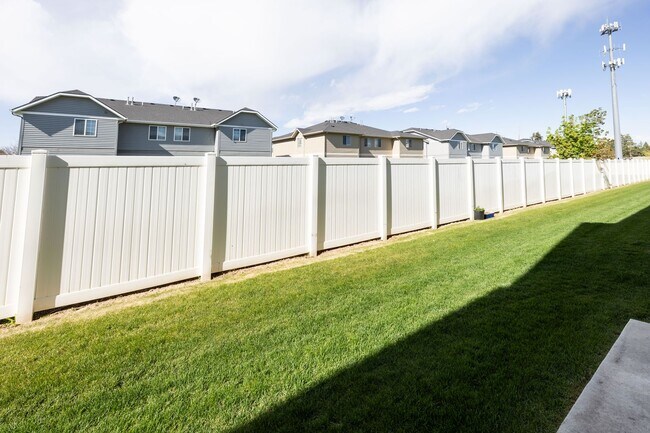 Building Photo - 2 BED 1 BATH TOWNHOME WITH COVERED PARKING IN AMMON - CITY UTILITIES INCLUDED