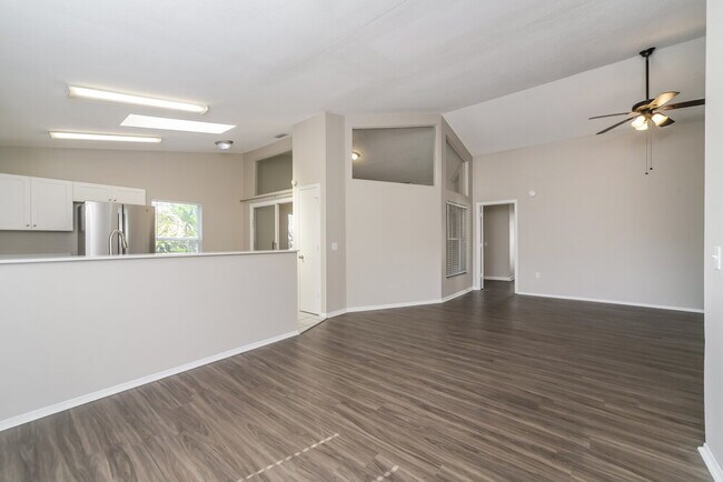 Building Photo - 224 Kingshill Ct SE