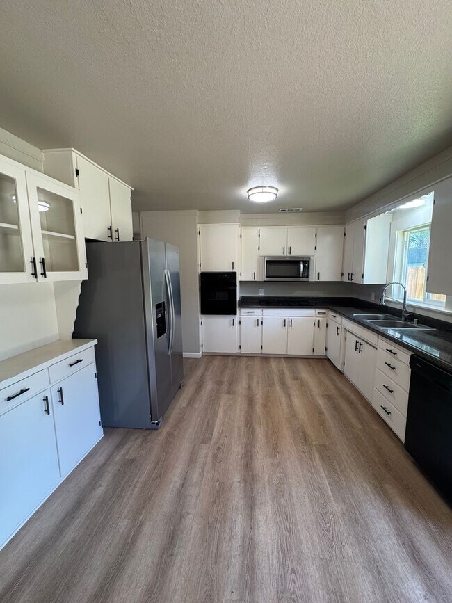 Building Photo - CUTE 3 BED 2 BATH IN COTTONWWOOD, CA
