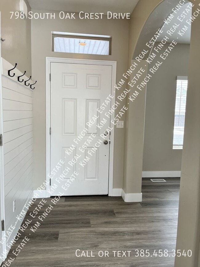 Building Photo - 798 S Oak Crest Dr