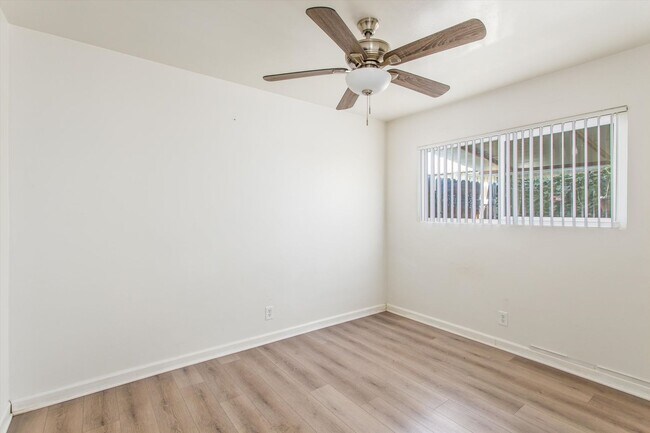 Building Photo - 2 bedroom Duplex with Huge yard!