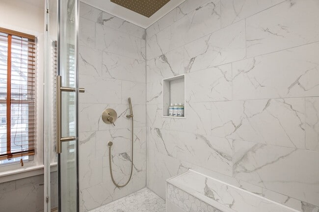 Building Photo - 3 BED 1 BATH SINGLE FAMILY HOME IN BEAUTIFUL LAKEWOOD!