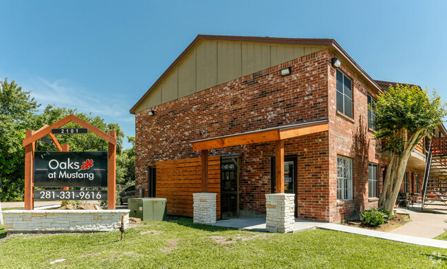 Interior Photo - Oaks at Mustang