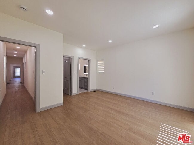 Building Photo - 2826 1/2 Leeward Ave