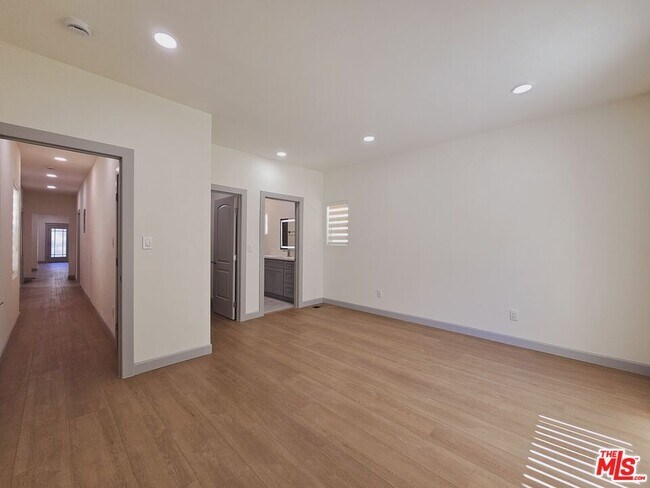 Building Photo - 2828 Leeward Ave