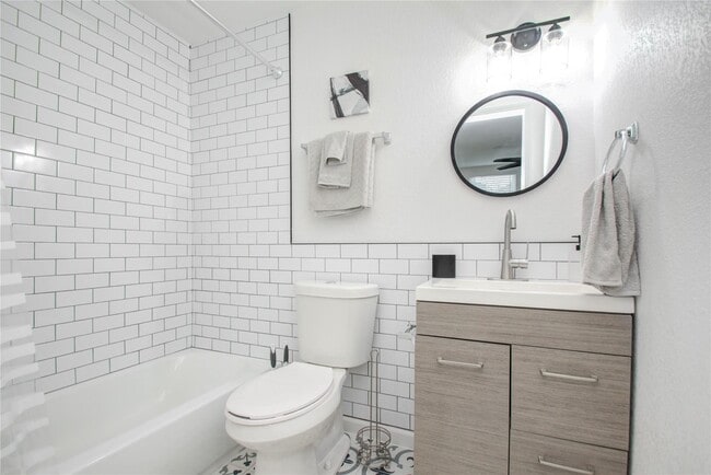 Building Photo - 1924 Chapman St