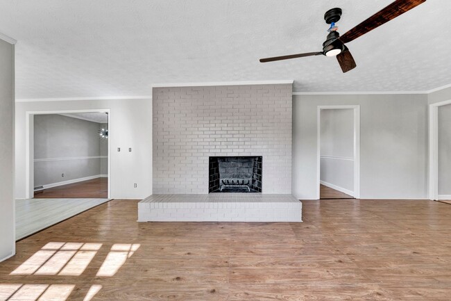 Building Photo - Charming Three Bedroom Home in Gray Court