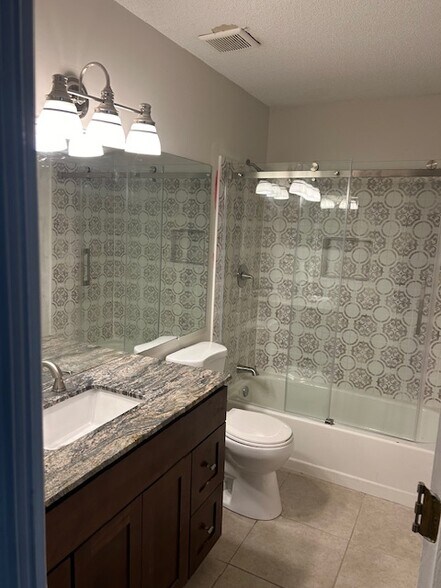 Master Bathroom - 1112 Sandy Ln Dr