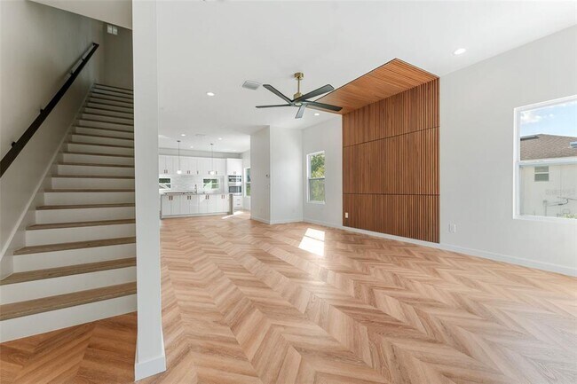 Building Photo - 102 W Adalee St