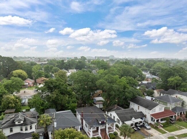 Building Photo - Incredibly Well Maintained & Beautiful Hom...