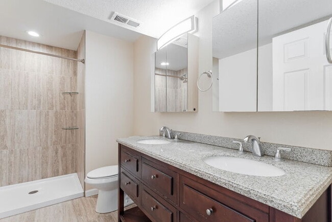 Building Photo - Light and bright 4-bedroom 3 bath beauty i...