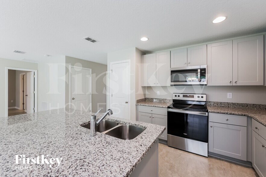 Building Photo - 513 Earhart Dr