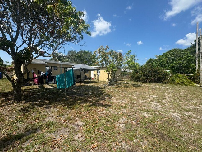 Building Photo - Large 4-2