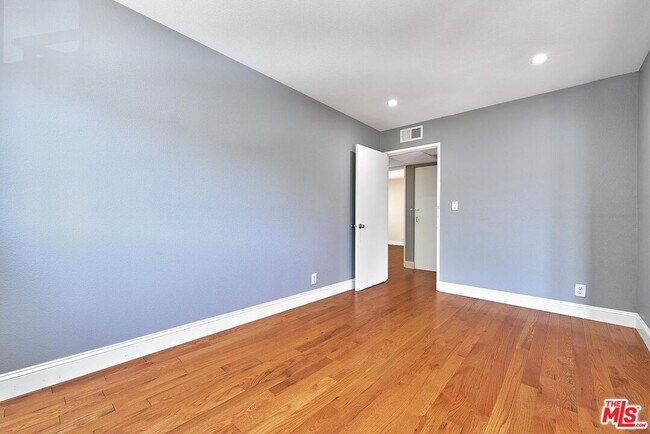 Building Photo - 326 S Manhattan Pl