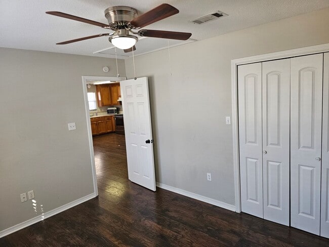 Building Photo - 204 N Cypress St