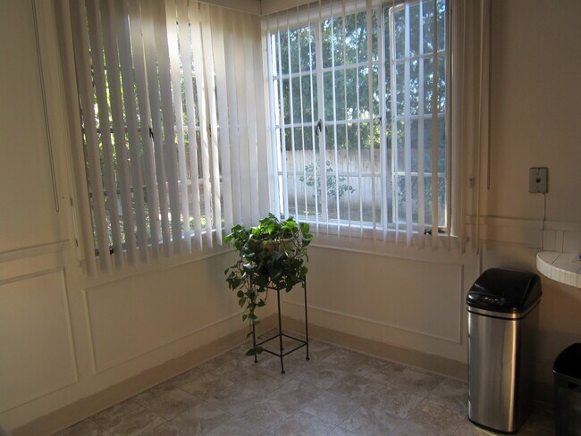 Building Photo - Classic Home Near Golf Course