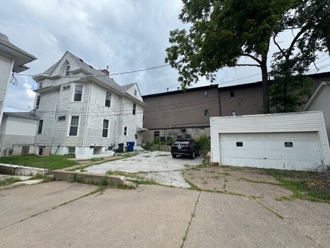 Building Photo - 707 Brady-707