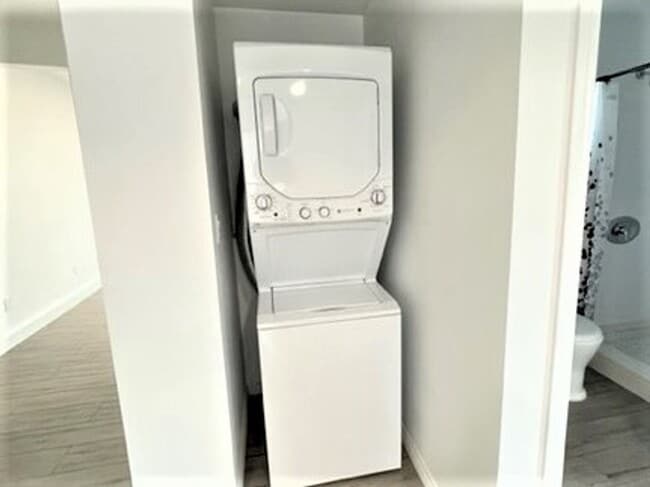 Building Photo - WONDERFUL NEWER STUDIO UNIT IN QUIET LONG BEACH NEIGHBORHOOD